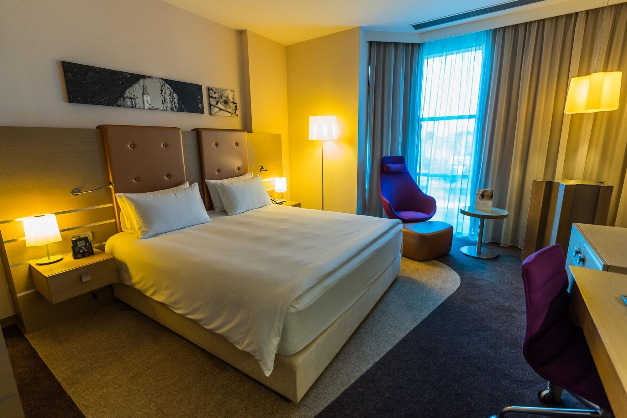 Doubletree By Hilton Oradea Hotel Exterior photo