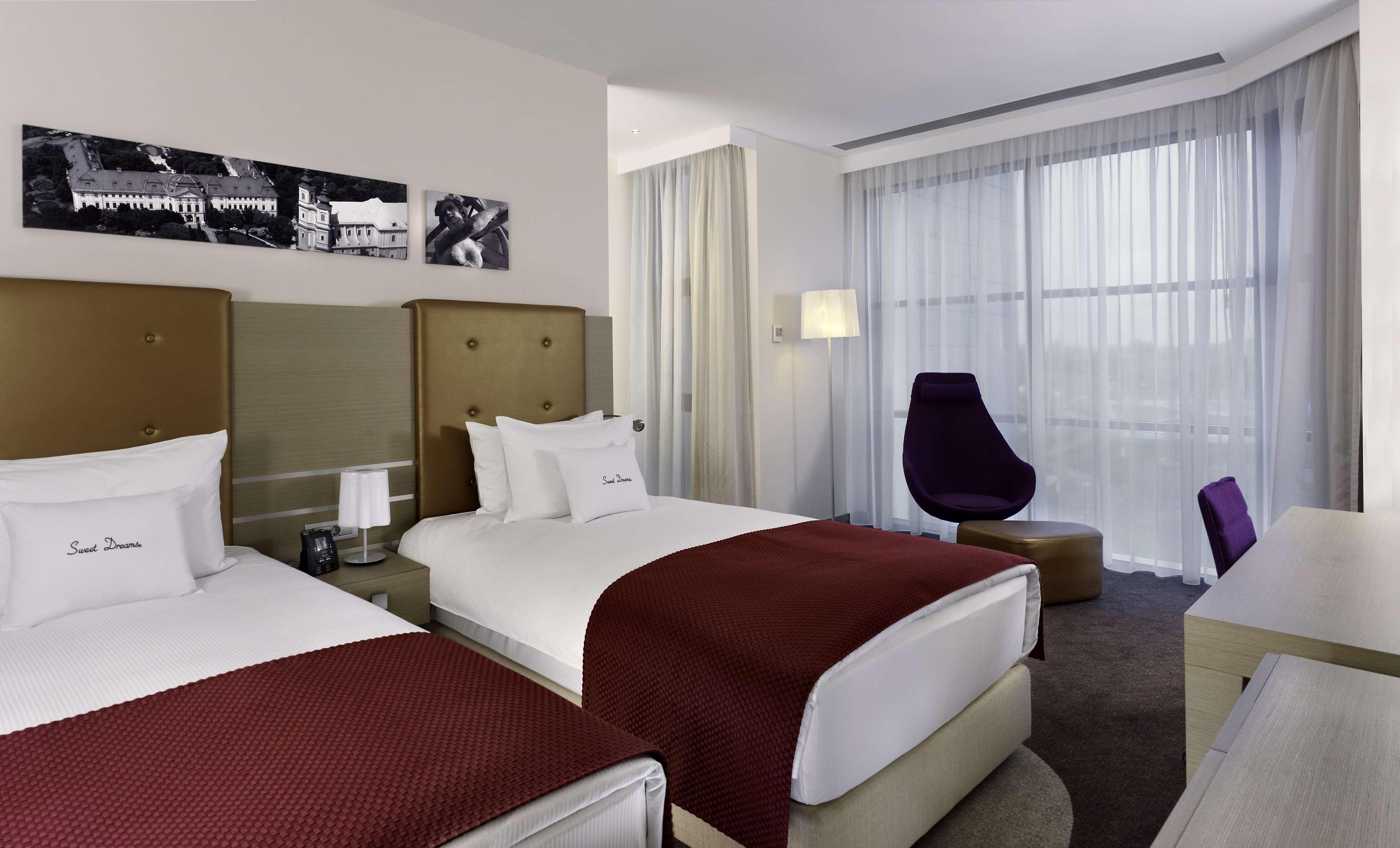 Doubletree By Hilton Oradea Hotel Room photo