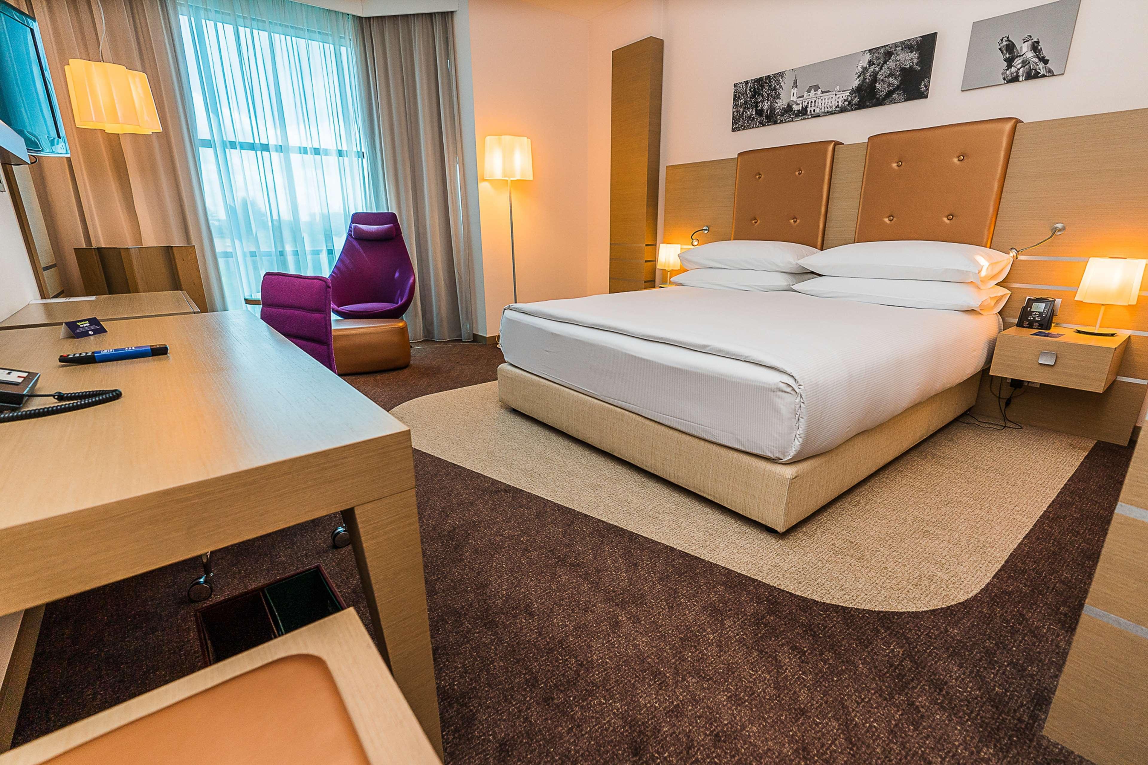 Doubletree By Hilton Oradea Hotel Exterior photo