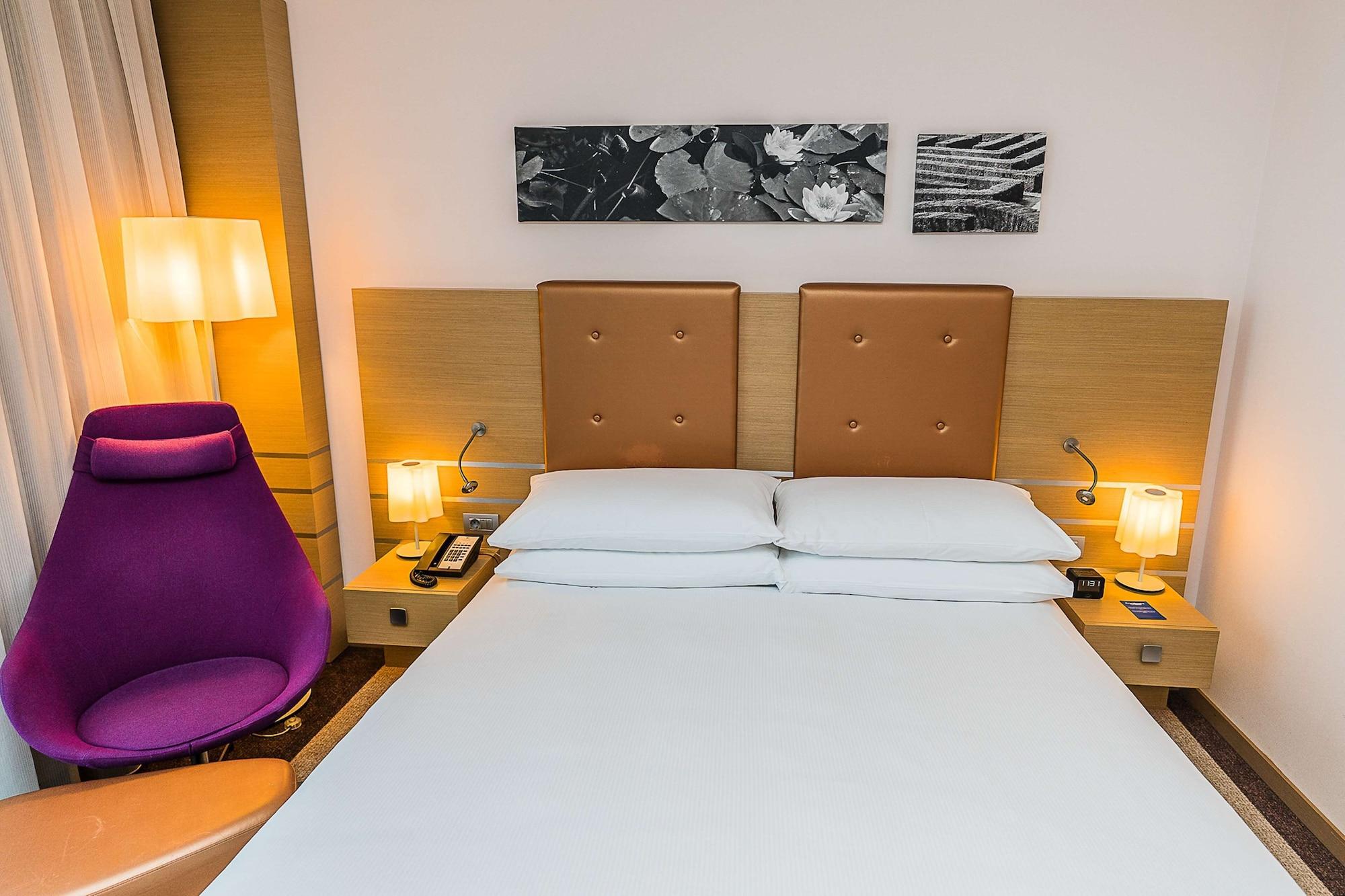 Doubletree By Hilton Oradea Hotel Exterior photo