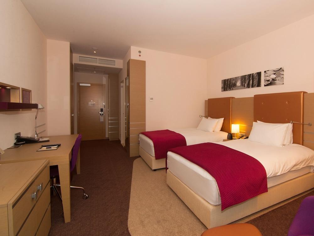 Doubletree By Hilton Oradea Hotel Exterior photo