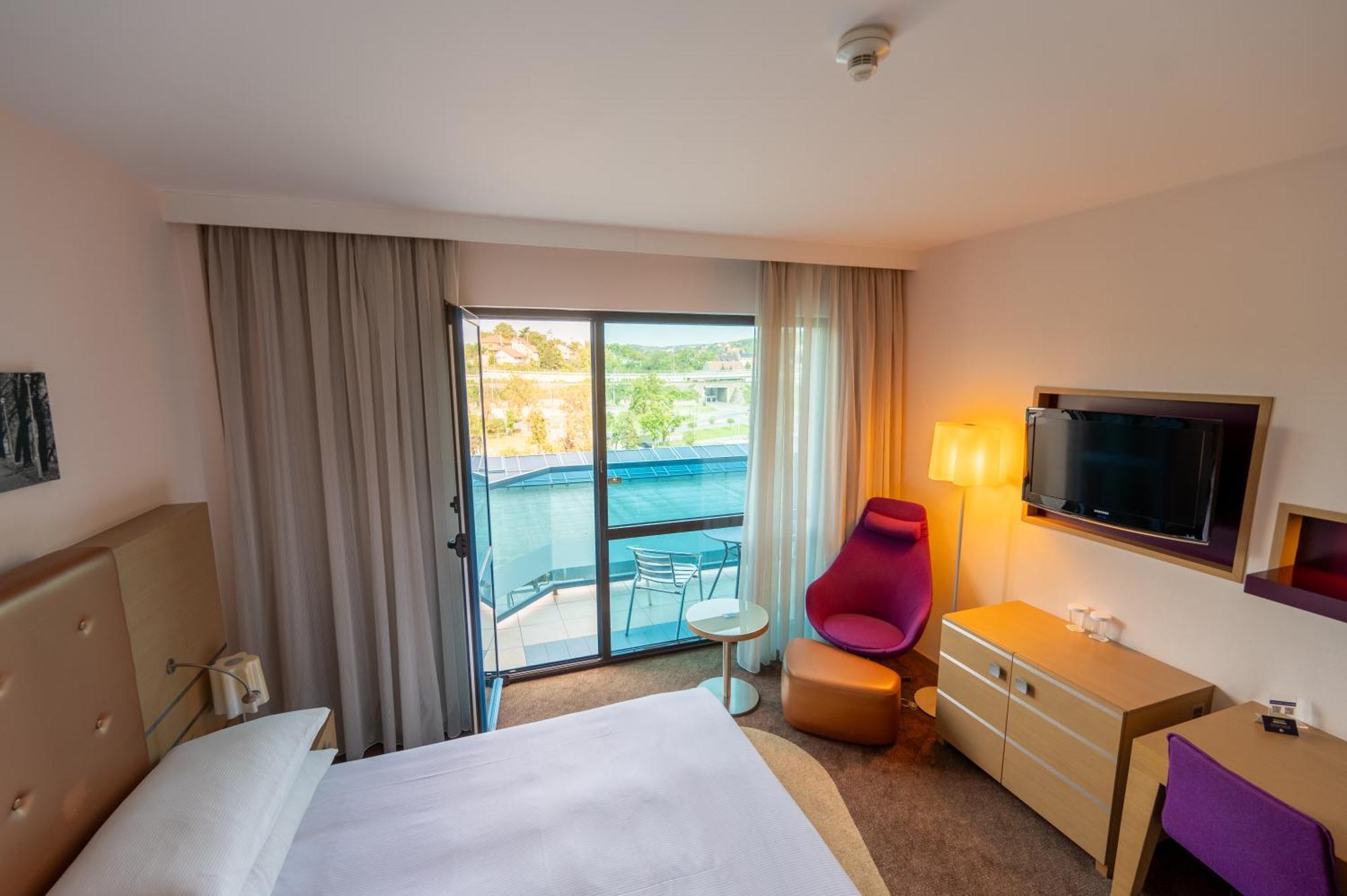 Doubletree By Hilton Oradea Hotel Exterior photo