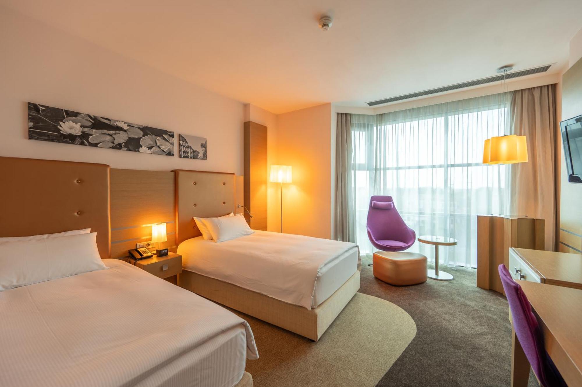 Doubletree By Hilton Oradea Hotel Exterior photo