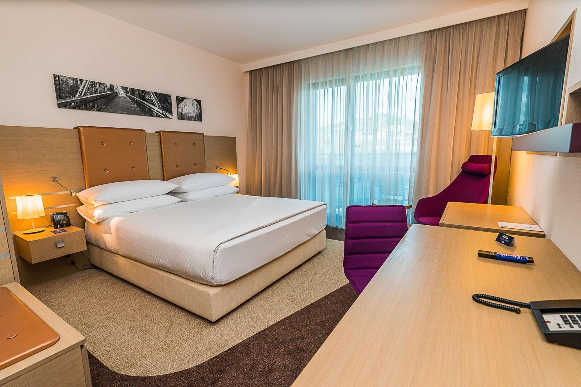 Doubletree By Hilton Oradea Hotel Exterior photo
