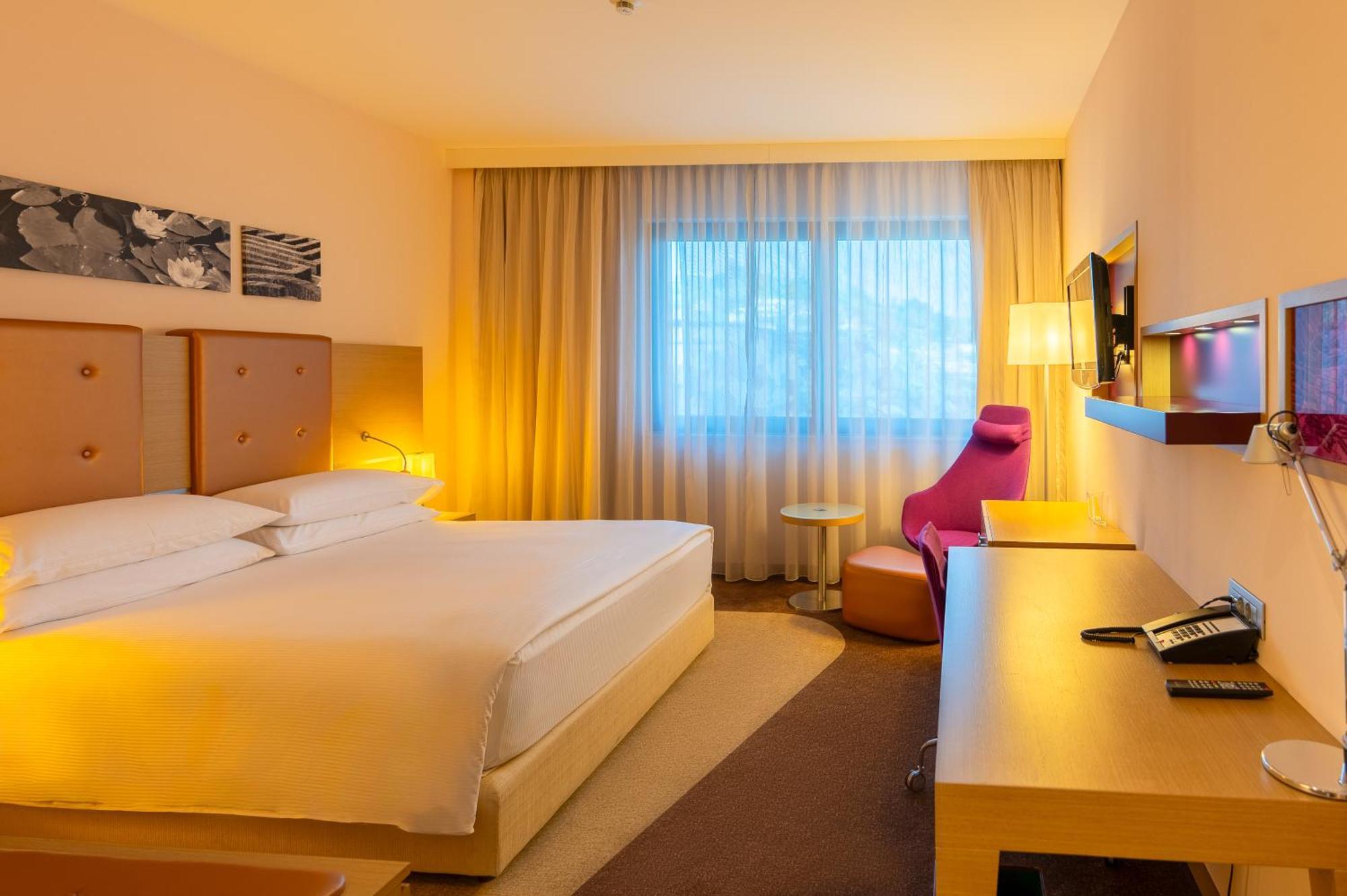 Doubletree By Hilton Oradea Hotel Exterior photo