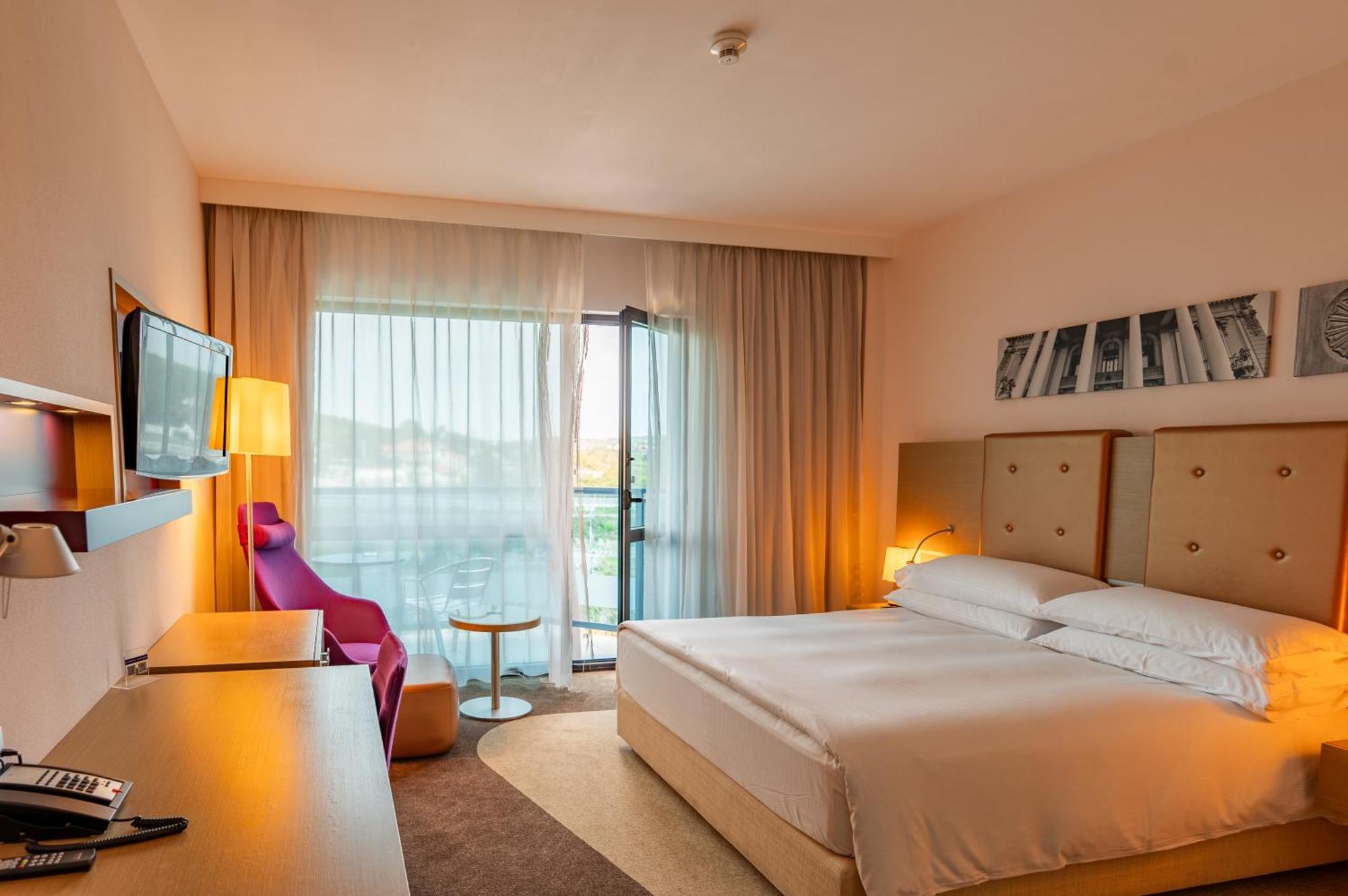 Doubletree By Hilton Oradea Hotel Exterior photo