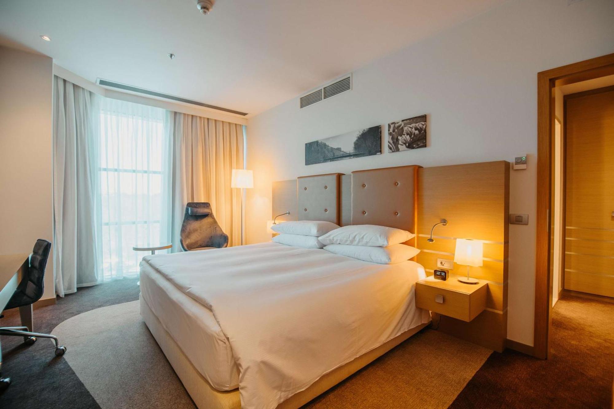 Doubletree By Hilton Oradea Hotel Exterior photo